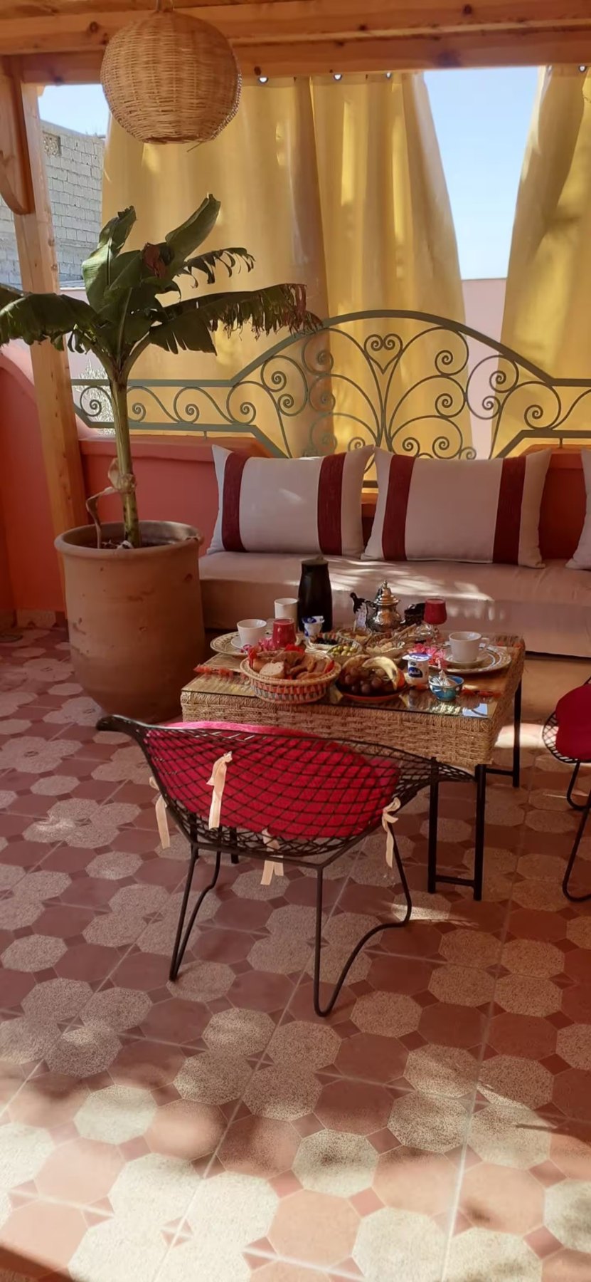 Petit-déjeuner sur la terrasse