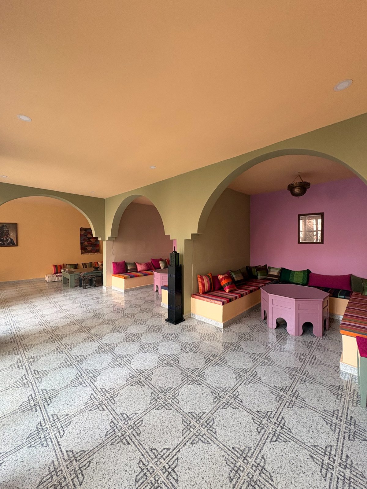 Grand salon aux alcôves colorées – Riad Mozaik Taroudant