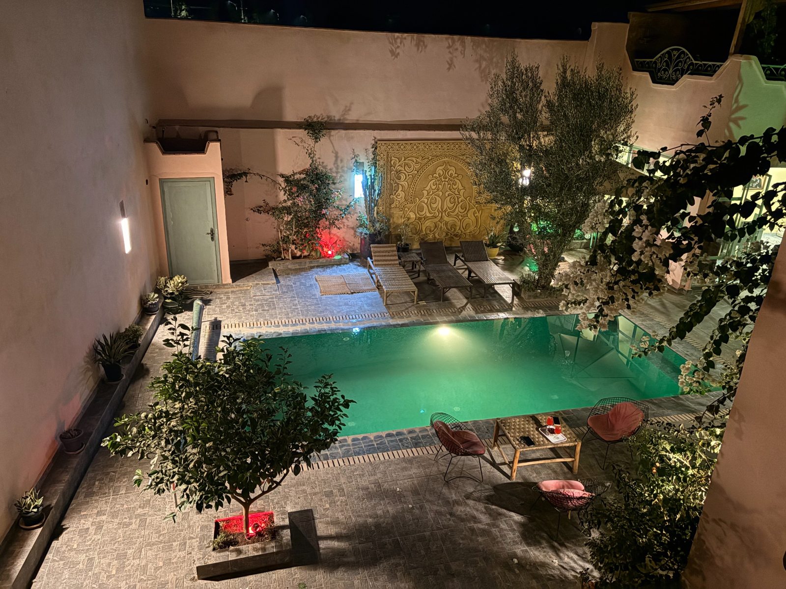 Piscine éclairée la nuit, vue en hauteur – Riad Mozaik Taroudant