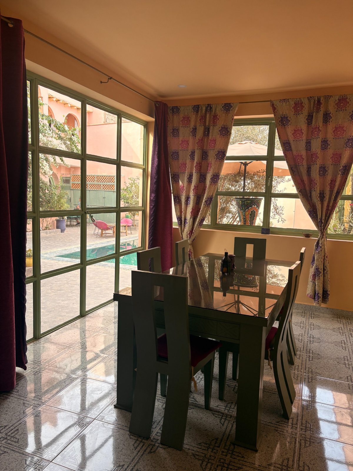 Salle à manger ouverte sur le patio – Riad Mozaik Taroudant