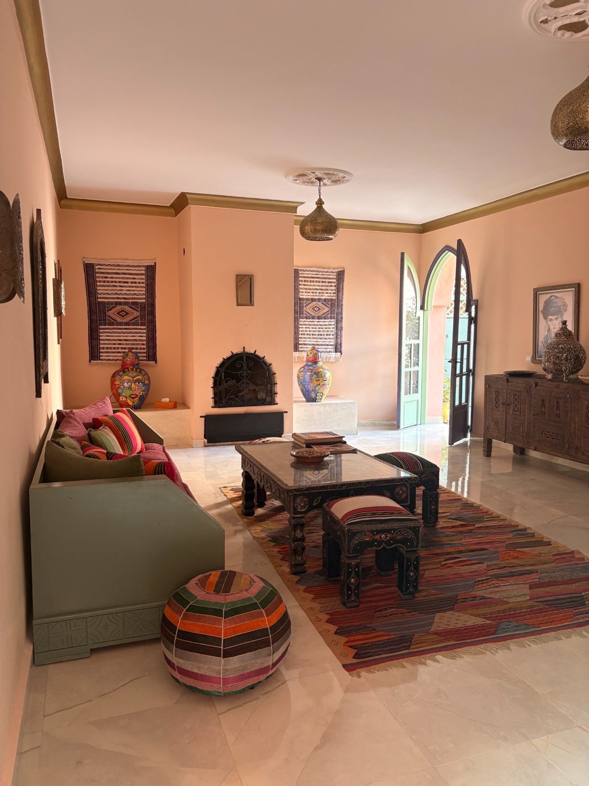 Salon marocain et cheminée – Riad Mozaik Taroudant
