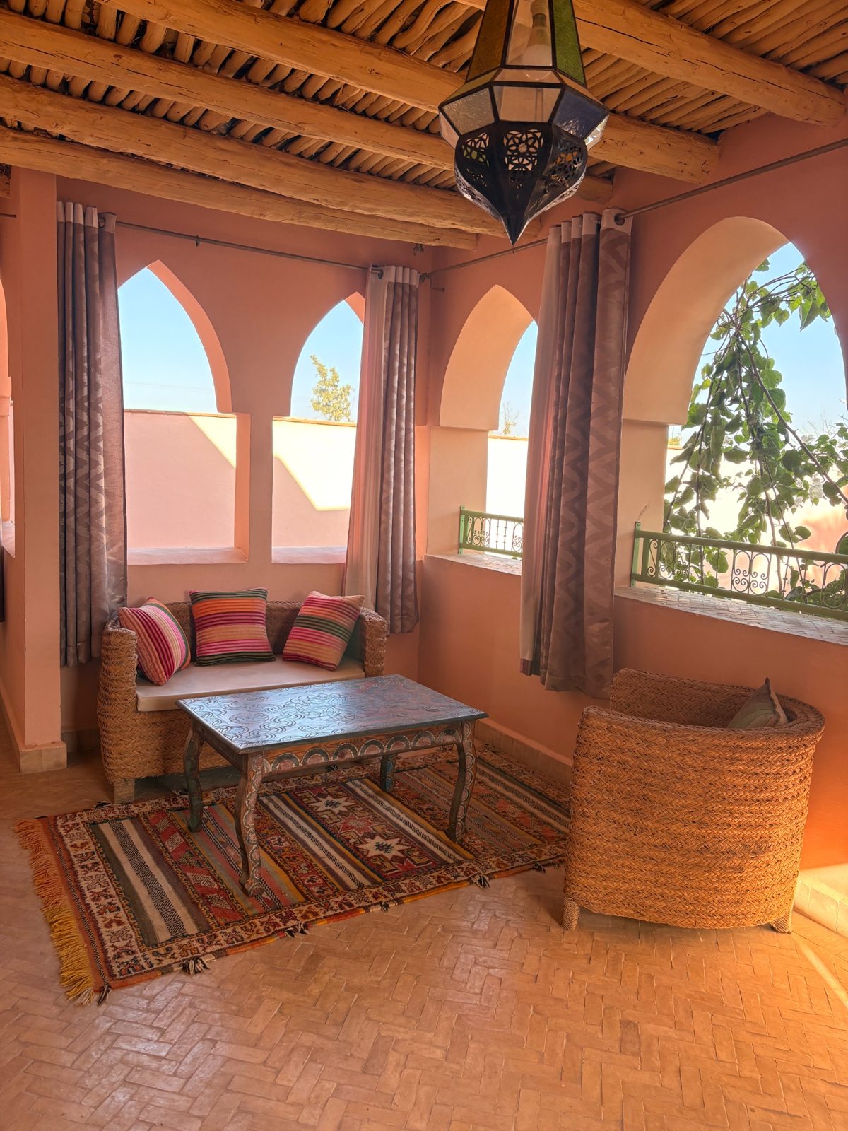 Salon couvert aux arches traditionnelles – Riad Mozaik Taroudant