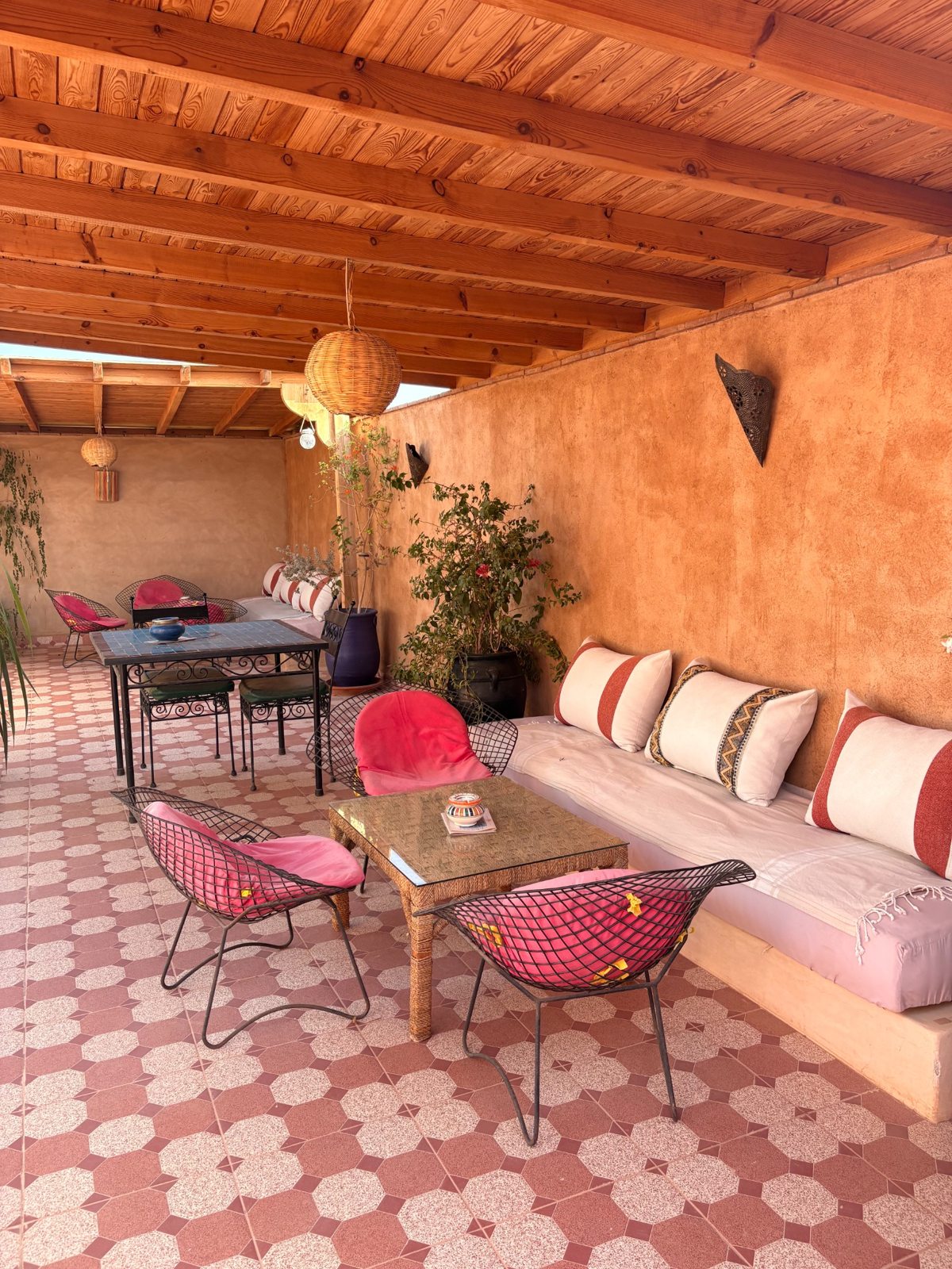 Terrasse couverte et espaces de détente – Riad Mozaik Taroudant